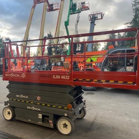 Used 2015 SKYJACK SJ4632 Scissor Lift for sale in Langley British Columbia