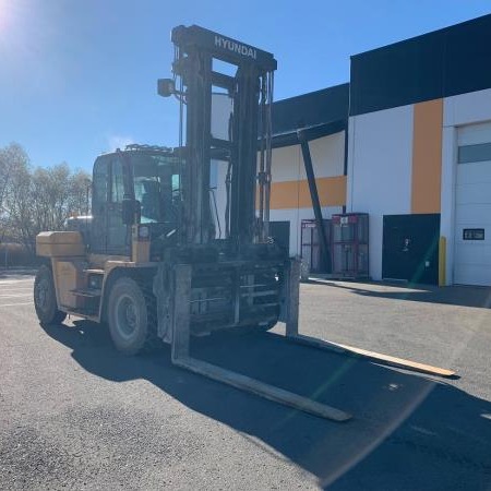 Used 2018 HYUNDAI 110D-9 Pneumatic Tire Forklift for sale in Red Deer Alberta