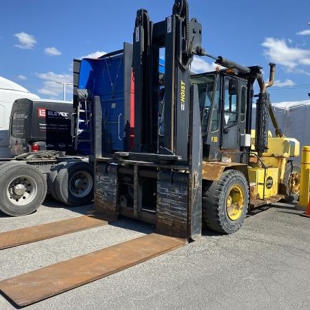 Used 2011 HOIST P360 Pneumatic Tire Forklift for sale in Lachine Quebec