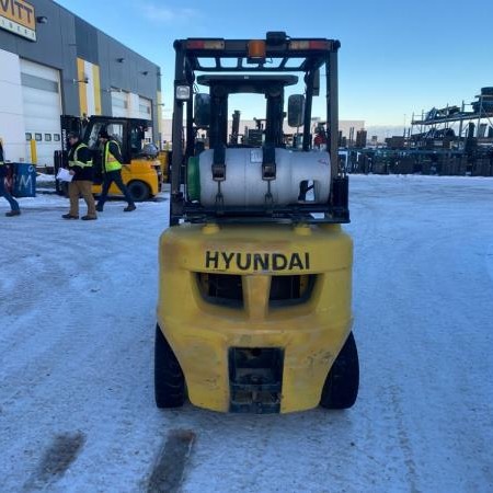 Used 2017 HYUNDAI 25L-7M Pneumatic Tire Forklift for sale in Red Deer Alberta