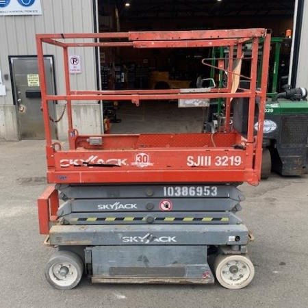 Used 2015 SKYJACK SJ3219 Scissor Lift for sale in Langley British Columbia