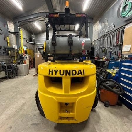 Used 2012 HYUNDAI 30L-7 Pneumatic Tire Forklift for sale in Red Deer Alberta