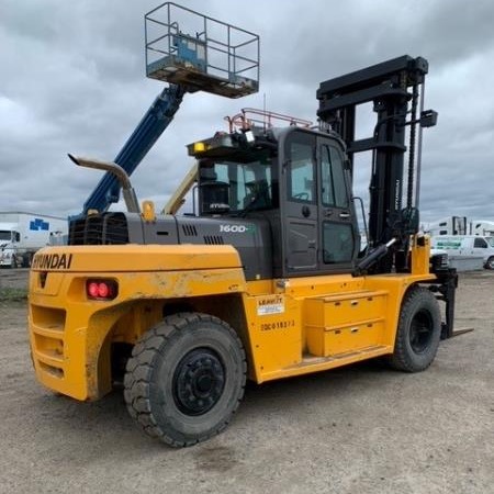 Used 2018 HYUNDAI 160D-9 Pneumatic Tire Forklift for sale in Regina Saskatchewan