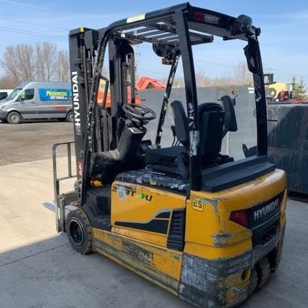 Used 2022 HYUNDAI 20BT-9U Electric Forklift for sale in Kitchener Ontario