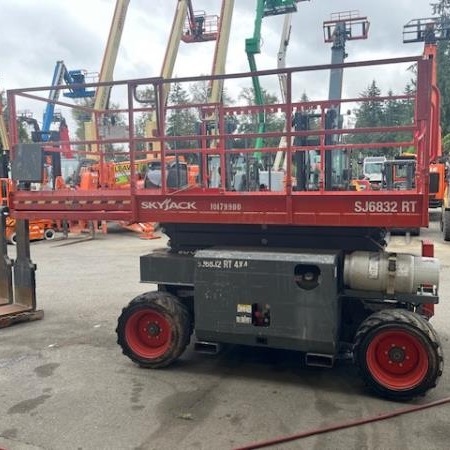 Used 2015 SKYJACK SJ6832RT Scissor Lift for sale in Langley British Columbia