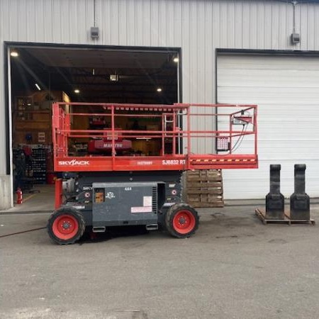 Used 2015 SKYJACK SJ6832RT Scissor Lift for sale in Langley British Columbia