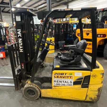 Used 2015 HYUNDAI 20BT-9 Electric Forklift for sale in Cambridge Ontario