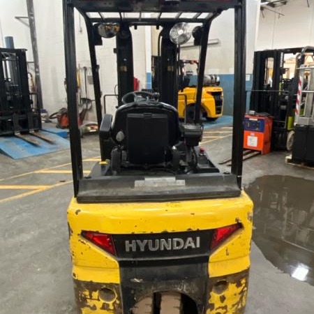 Used 2015 HYUNDAI 20BT-9 Electric Forklift for sale in Cambridge Ontario