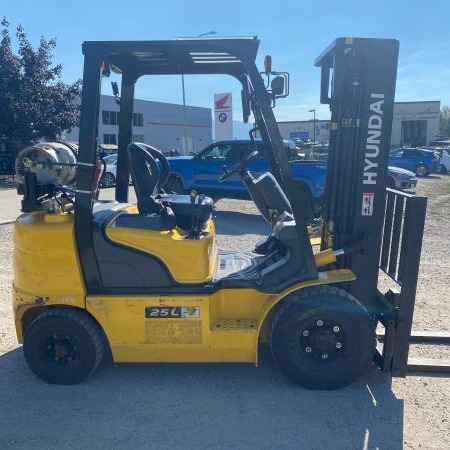 Used 2008 HYUNDAI 25L-7 Pneumatic Tire Forklift for sale in Kelowna British Columbia