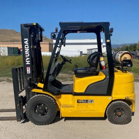 Used 2008 HYUNDAI 25L-7 Pneumatic Tire Forklift for sale in Kelowna British Columbia