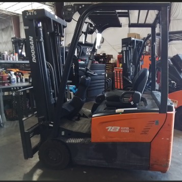 Used 2017 CLARK TMX25 Electric Forklift for sale in Kitchener Ontario