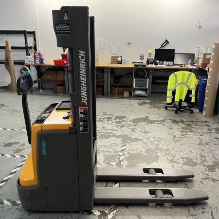 Used 2018 JUNGHEINRICH ECR336A Electric Pallet Jack for sale in Red Deer Alberta