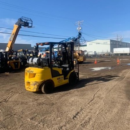 Used 2015 HYUNDAI 33L-7 Pneumatic Tire Forklift for sale in Saskatoon Saskatchewan