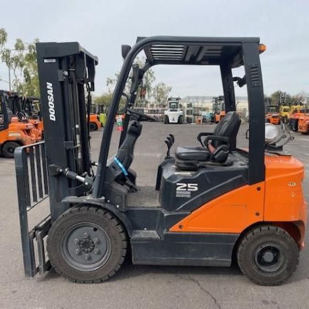 Used 2022 DOOSAN G25E-7 Pneumatic Tire Forklift for sale in Phoenix Arizona