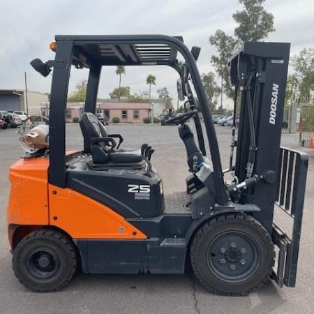 Used 2022 DOOSAN G25E-7 Pneumatic Tire Forklift for sale in Phoenix Arizona