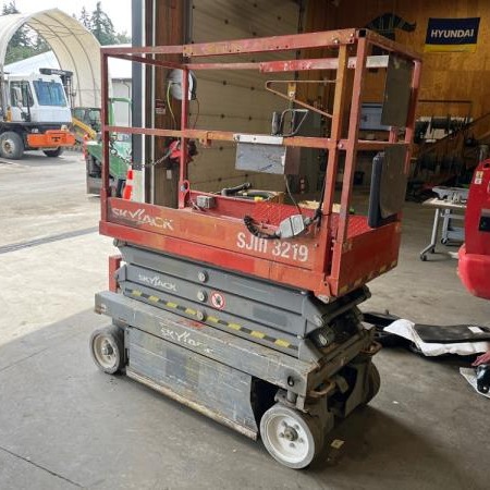 Used 2015 SKYJACK SJ3219 Scissor Lift for sale in Langley British Columbia