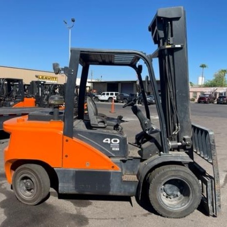 Used 2017 HYUNDAI 80D-9 Pneumatic Tire Forklift for sale in Calgary Alberta