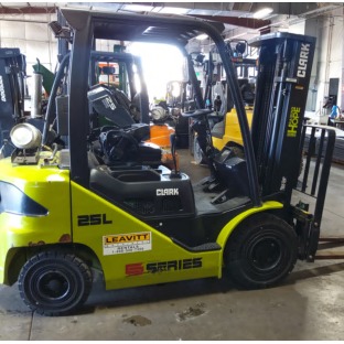 Used 2017 HYUNDAI 25L-7M Pneumatic Tire Forklift for sale in Tukwila Washington